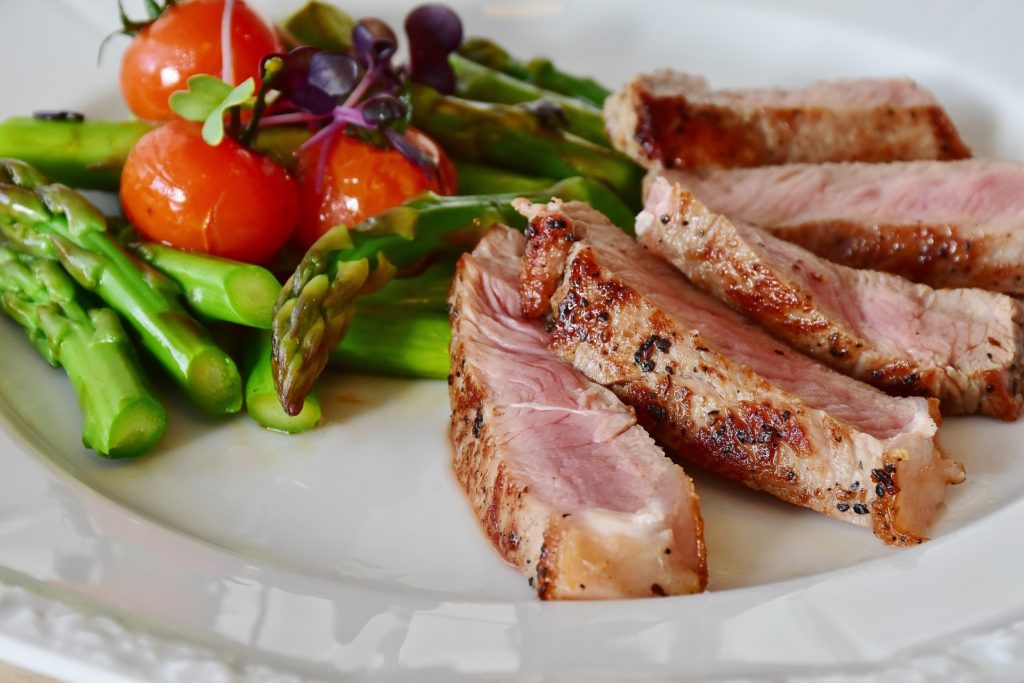 Ein Teller mit Steak und Gemüse.
Fleisch ist gut geeignet den Proteinbedarf zu decken.