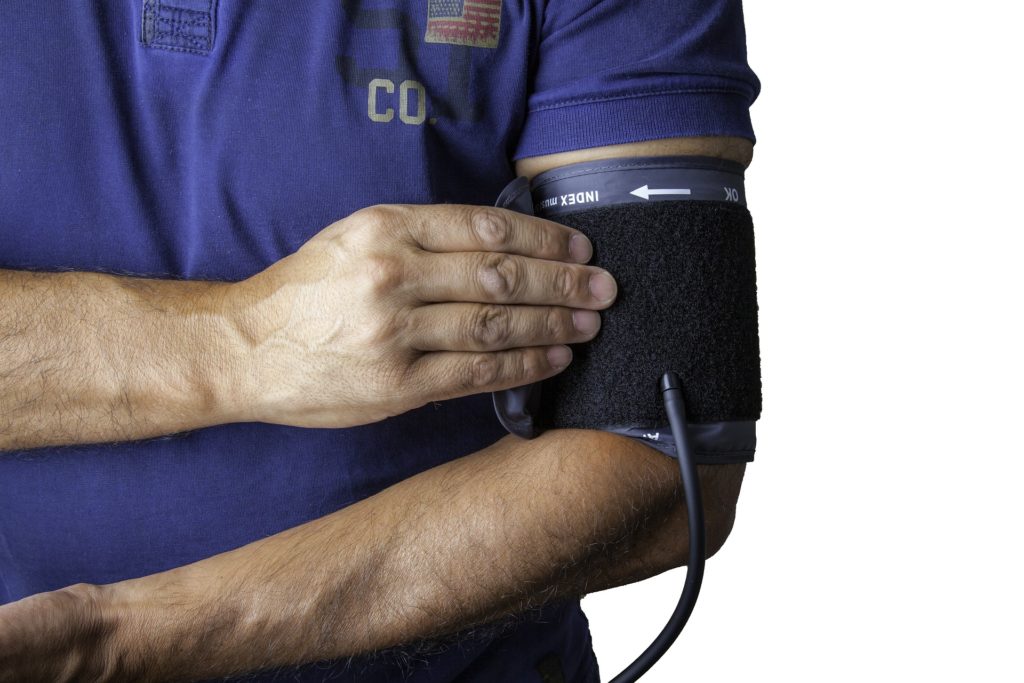 Ein Mann testet seinen Blutdruck.
Beide Proteine beeinflussen deinen Blutdruck positiv.
