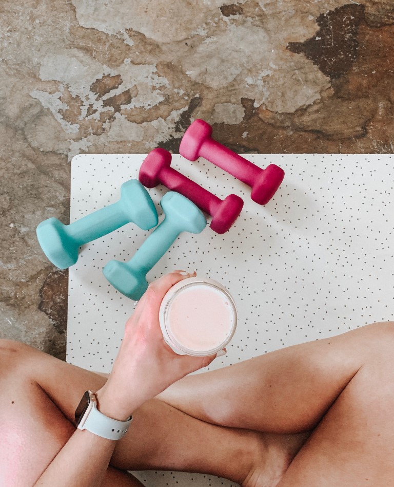 Frau mit Proteinshake in der Hand.
Ein Proteinshake zum Frühstück kann deinen Stoffwechsel anregen.