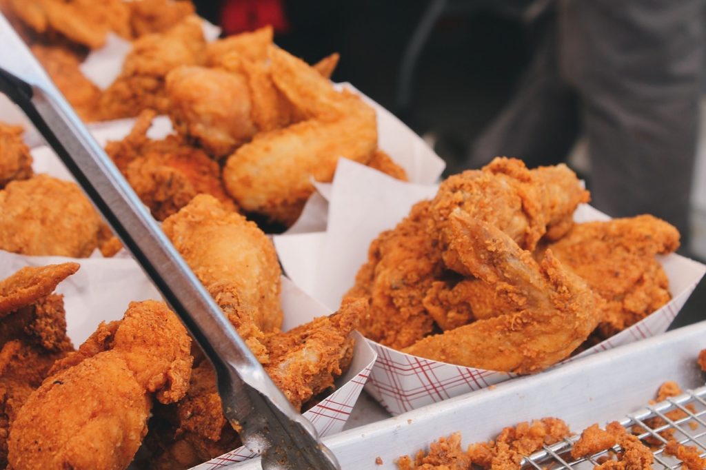 Chicken Wings.
Snacks sind für Diäten sehr kontraproduktiv.