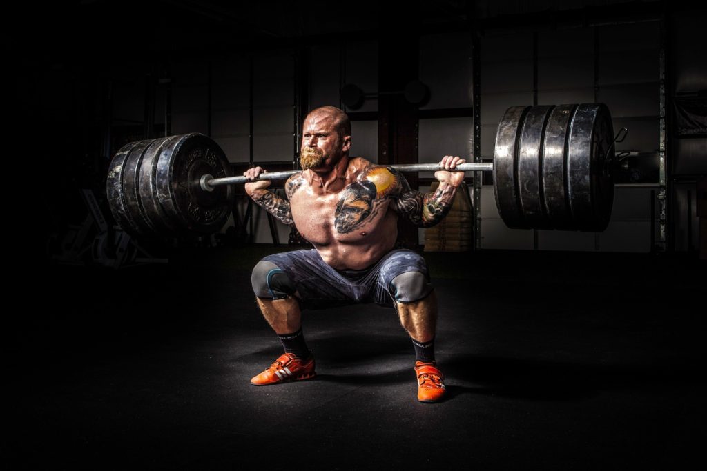 Athlet beim Gewichtheben.
Whey Protein ist für den Muskelaufbau besser geeignet, als Casein.