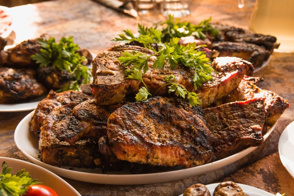 Steaks auf einer Platte.
Ohne Whey Protein Shakes kann es schwierig werden genügend Protein am Tag aufzunehmen.