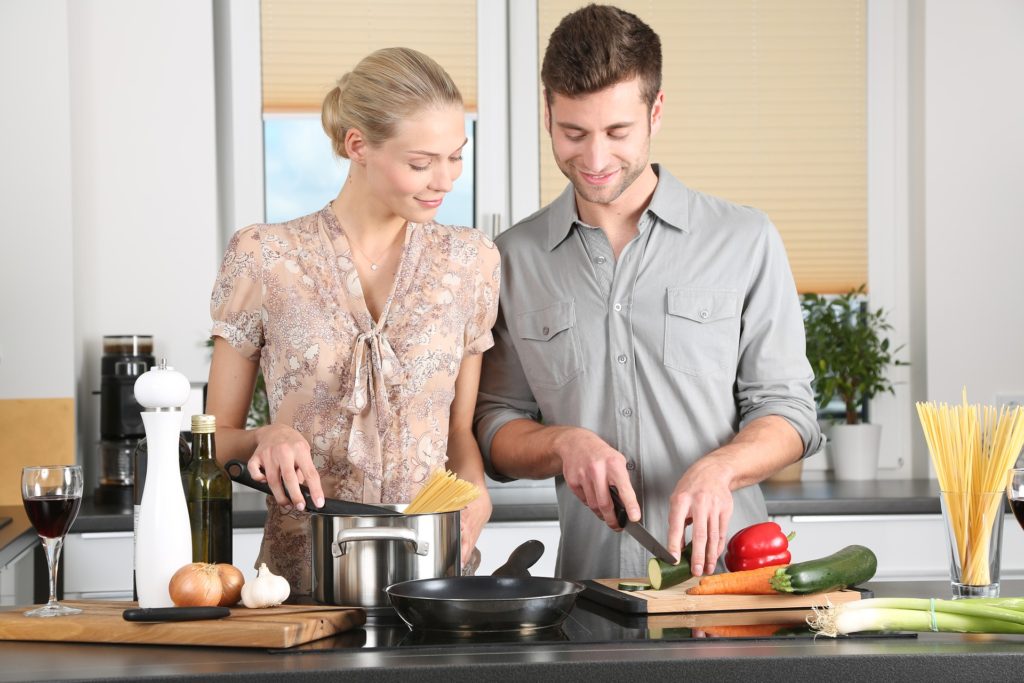 Frau und Mann kochen gemeinsam.