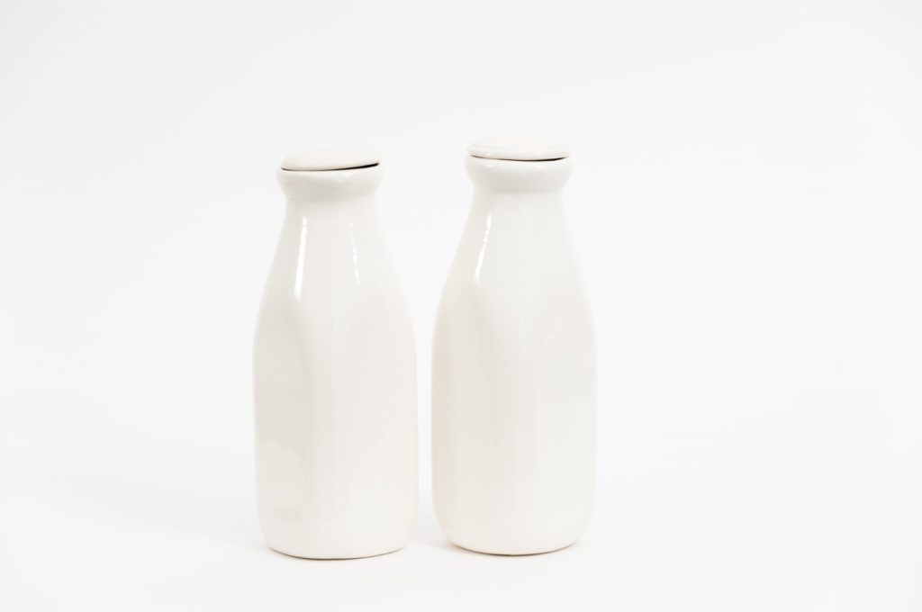 Zwei Milchflaschen.
Whey Isolat und Whey Konzentrat haben ihren Ursprung in der Milch.