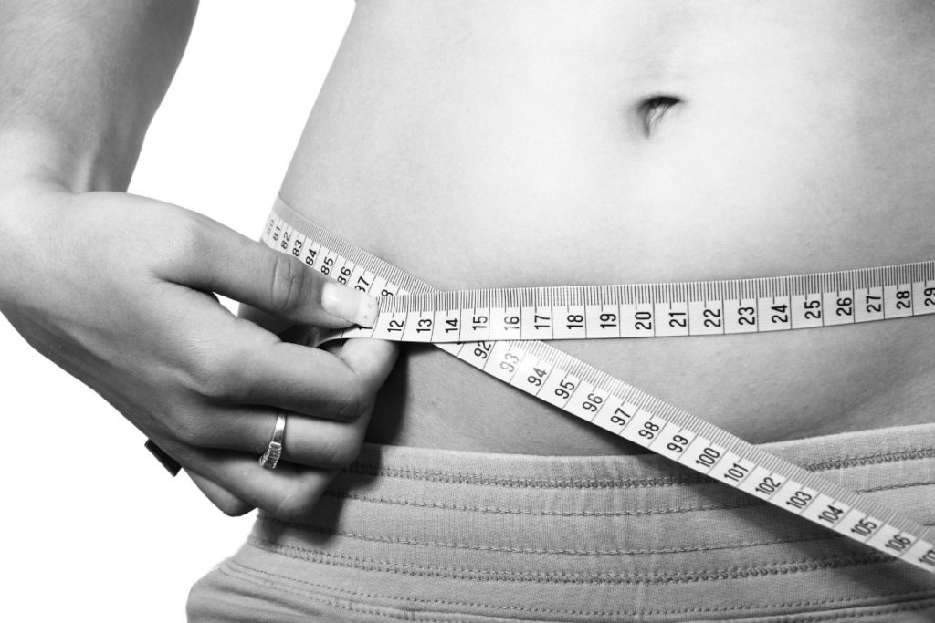 Frau misst ihren Bauchumfang.
Eine Creatin Wassereinlagerung kann in der ersten Woche deine Körpermasse erhöhen.