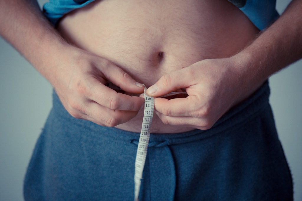 Mann misst Bauchumfang.
Kann eine Creatin Dauereinnahme dein Gewicht erhöhen?